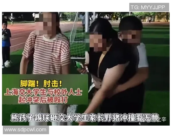 足球明星意外事件引发热议小孩屁股遭踢引发社会关注与讨论