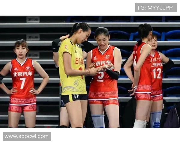 重庆足球队以74分领跑钻石联赛积分榜展现强大实力